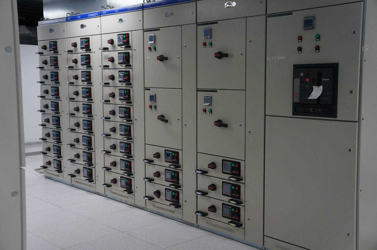 采用雙路市電、UPS、確保機(jī)房設(shè)備穩(wěn)定運(yùn)行